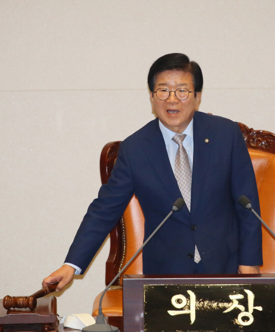 박병석 국회의장이 29일 오후 국회 본회의에서 개의를 선언하고 있다.    연합뉴스
